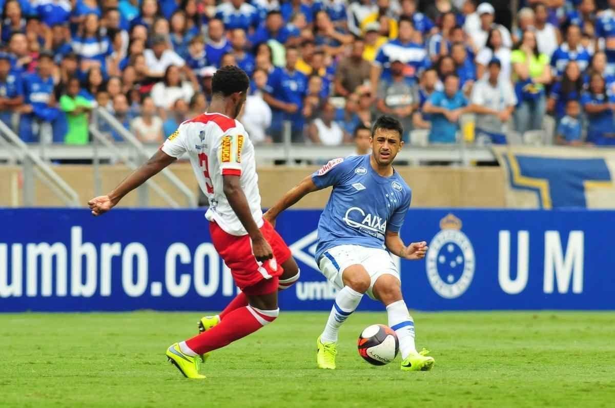 Lance de Cruzeiro x Tombense, jogo disputado no Mineiro pelo Campeonato Mineiro