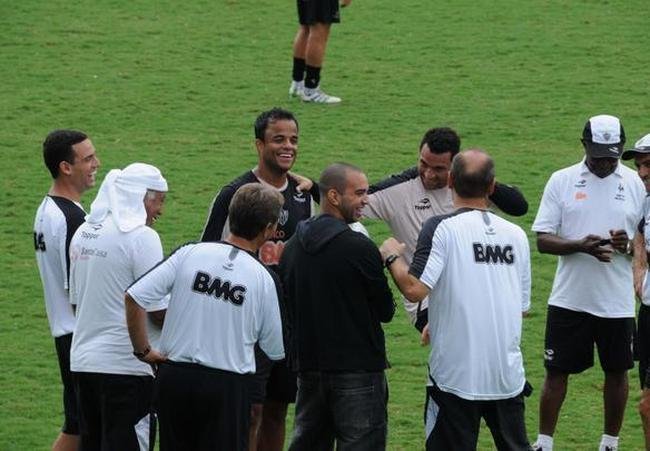 Atacante Diego Tardelli se despede dos amigos na Cidade do Galo, antes de seguir em definitivo para a Rssia, onde defender o Anzhi  por quatro temporadas