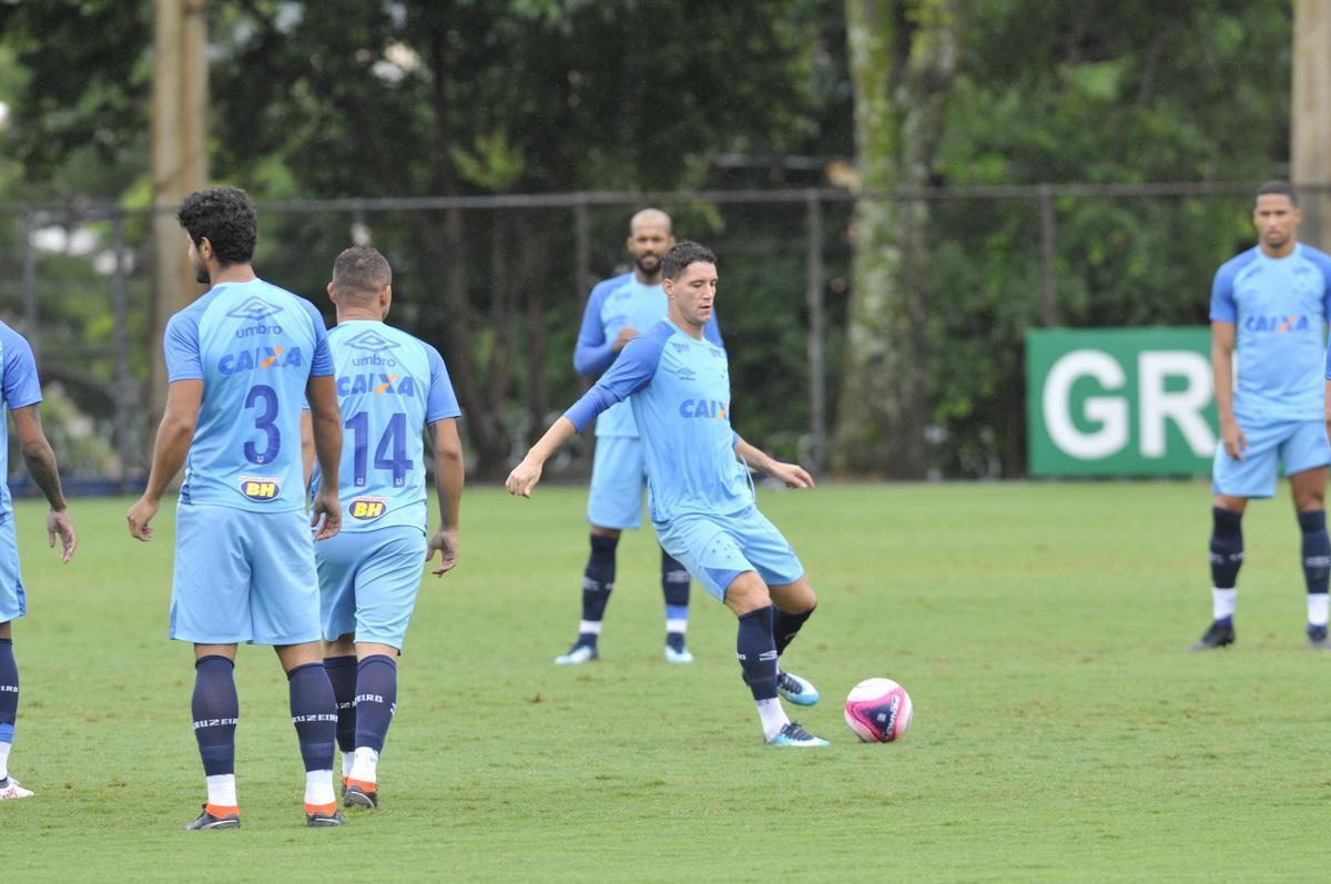 Em atividade na Toca da Raposa II, tcnico Mano Menezes mostrou provvel escalao do Cruzeiro para o jogo contra o Boa: Rafael; Nonoca, Ded, Digo e Marcelo Hermes; Lucas Romero e Bruno Silva; Rafael Sobis, Thiago Neves e Mancuello; Raniel (fotos: Juarez Rodrigues/EM D.A Press)