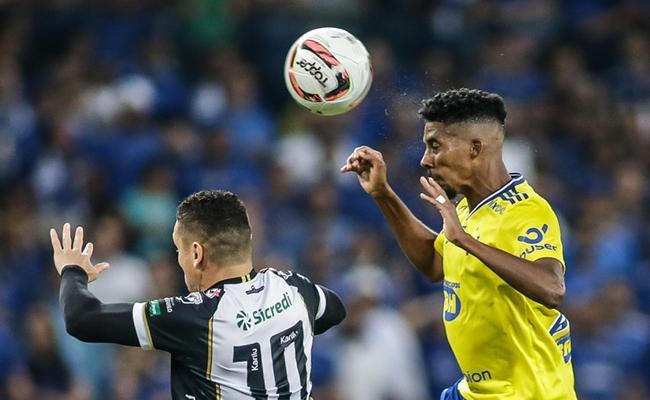 Willian Oliveira recebeu o terceiro cartão amarelo contra o Operário e desfalcará o Cruzeiro na próxima rodada da Série B