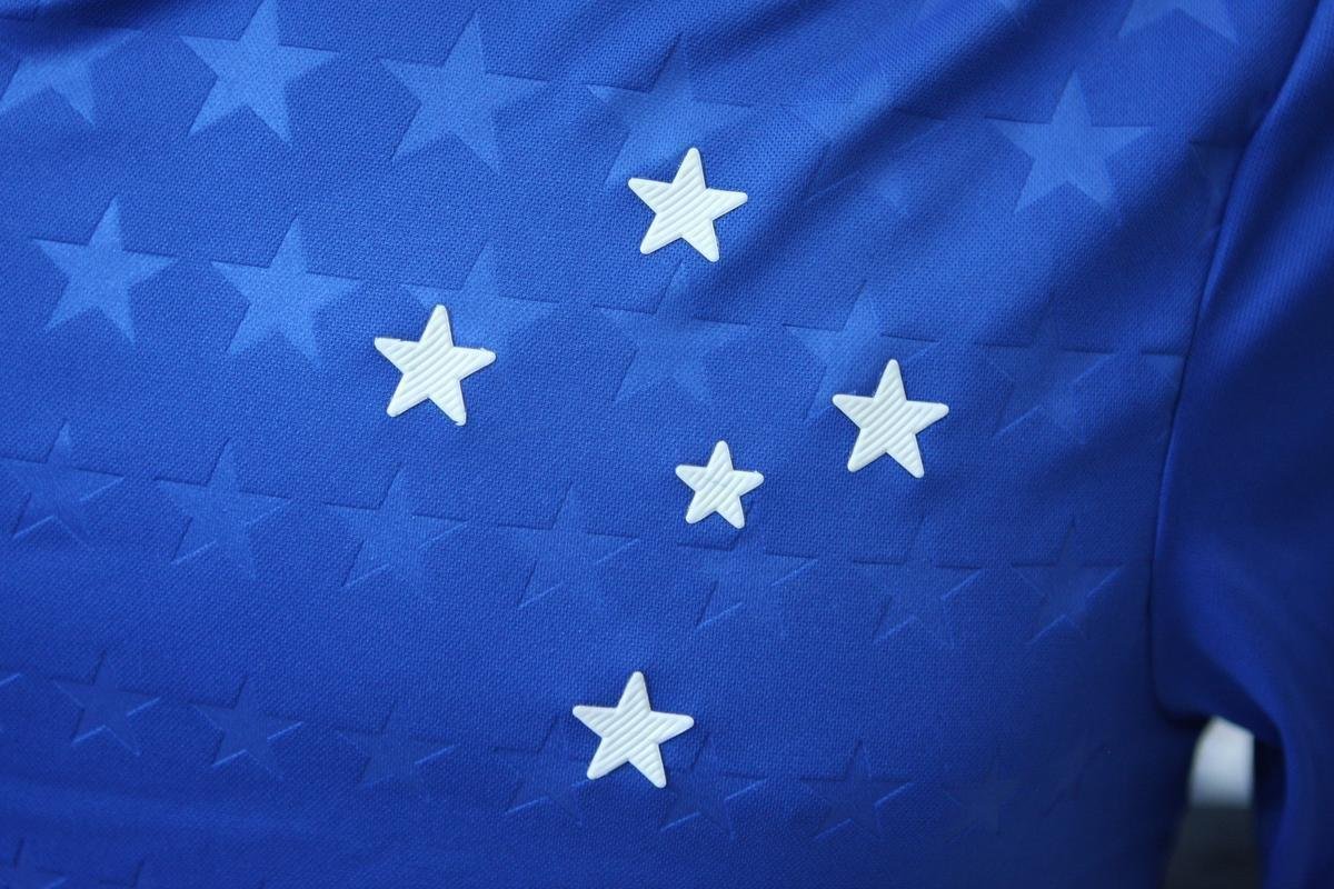 Imagens da camisa principal do Cruzeiro para a temporada de 2019