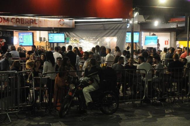 Torcedores do Cruzeiro acompanham jogo com o Confiana pela TV em bares de Belo Horizonte