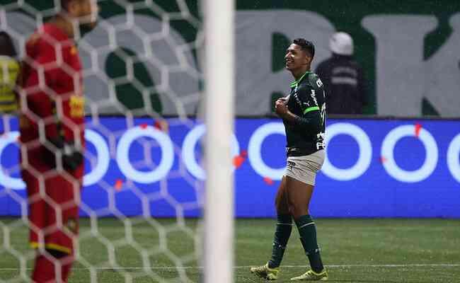 Rony marcou o seu ltimo gol na vitria do Palmeiras sobre o So Bernardo, por 1 a 0, pelas quartas de final do Paulisto