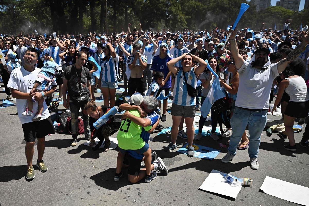 Multido festeja, no Centro de Buenos Aires, o tri mundial da Argentina conquistado na Copa do Catar