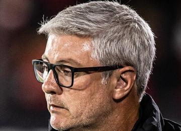 Treinador vê a equipe em evolução e diz que volta da Argentina com dor por derrota para o Newell's