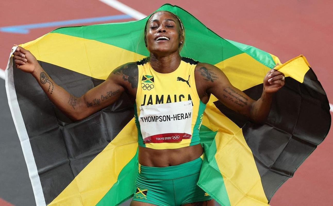 Fotos espetaculares da vitria da jamaicana Elaine Thompson-Herah nos 100m rasos dos Jogos Olmpicos de Tquio com o tempo de 10s61. A velocista quebrou o recorde olmpico e comandou o pdio jamaicano ao lado de Ann Fraser-Pryce, prata, e Shericka Jackson, bronze.