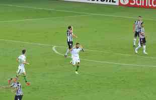 Felipe Azevedo abriu o placar no clássico com um golaço em chute de fora da área, no ângulo esquerdo de Everson: 1 a 0 América