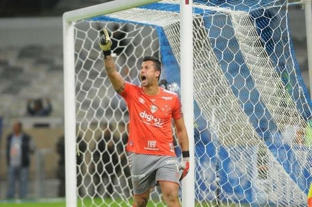 Depois de empate por 2 a 2 no tempo normal, Cruzeiro derrotou Fluminense por 3 a 1 nos pnaltis e avanou s quartas de final da Copa do Brasil. Fbio pegou uma cobrana; Sass, Pedro Rocha e Thiago Neves converteram para a Raposa