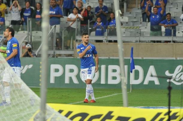 Cruzeiro venceu com facilidade o time paranaense na noite deste sbado