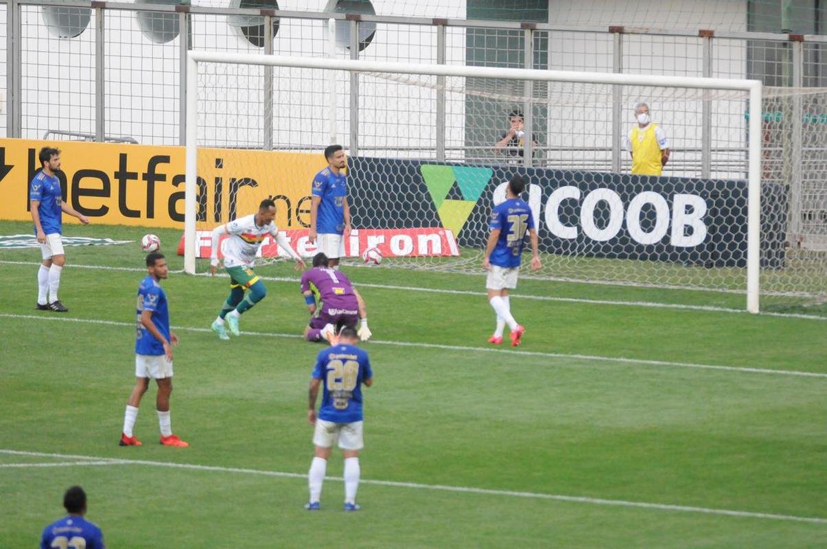 Fotos do duelo entre Cruzeiro e Sampaio Corra, no Independncia, em Belo Horizonte, pela 18 rodada da Srie B do Campeonato Brasileiro