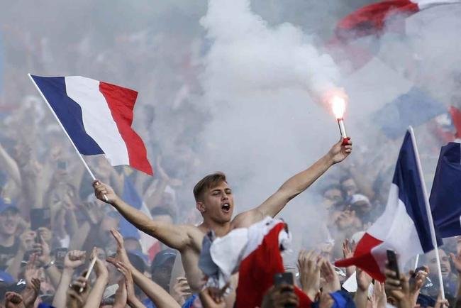 Torcedores franceses tomaram principais pontos tur�sticos e avenidas de Paris para celebrar o bi mundial