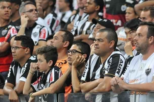 Torcedores do Atltico saram decepcionados do Mineiro com derrota por 3 a 1, e ouviram festa gremista