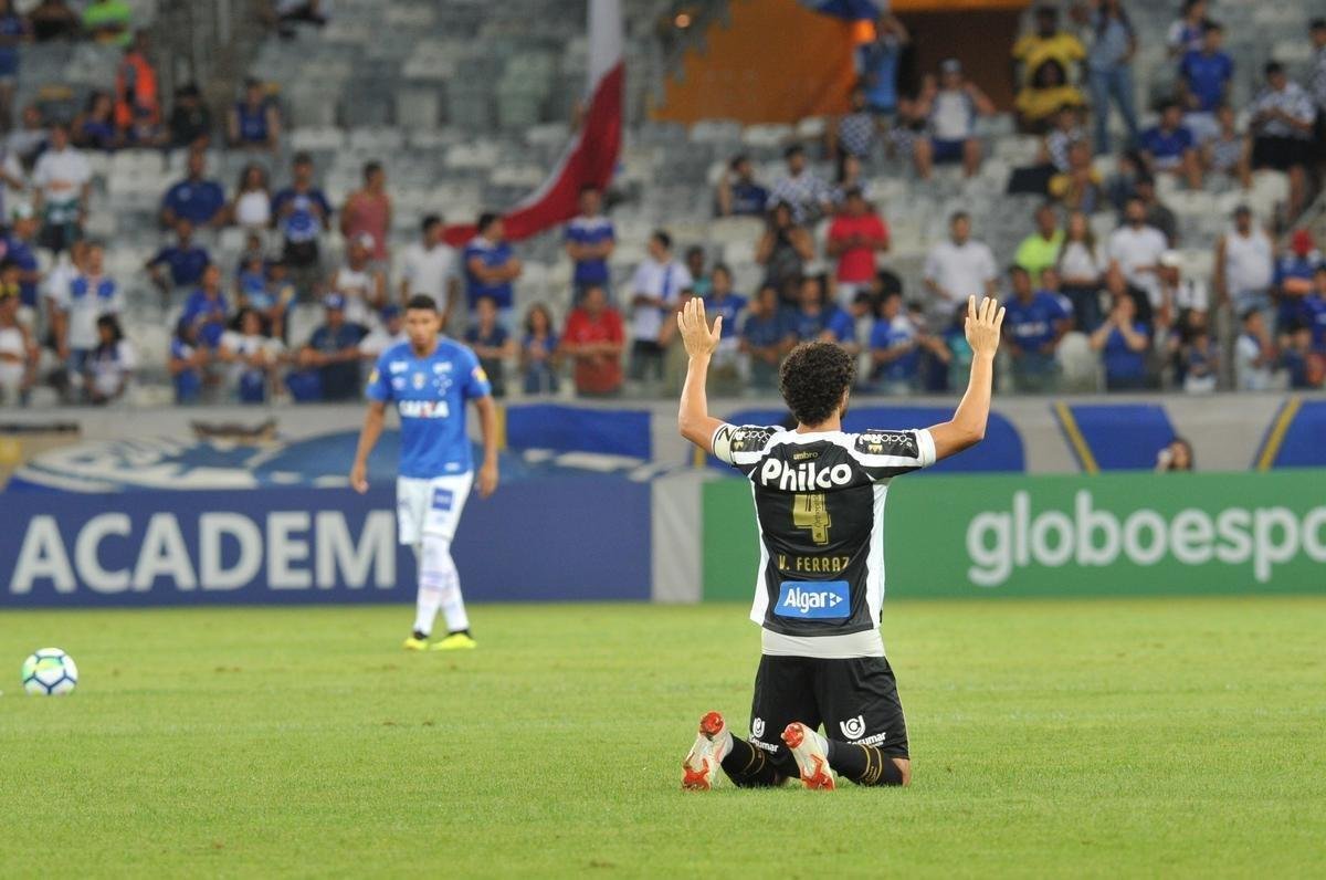 Em jogo com grande atuao do goleiro Fbio, Cruzeiro derrotou Santos de virada, por 2 a 1, com gols de Sass e Raniel; Gabriel Barbosa marcou para o Peixe, no Mineiro, pela 26 rodada do Brasileiro