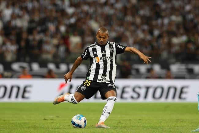 Lateral-direito Mariano se recupera de uma leso na coxa direita e, assim como Hulk, ter uma semana cheia de treinos para tentar ficar  disposio de Cuca contra o Flamengo.