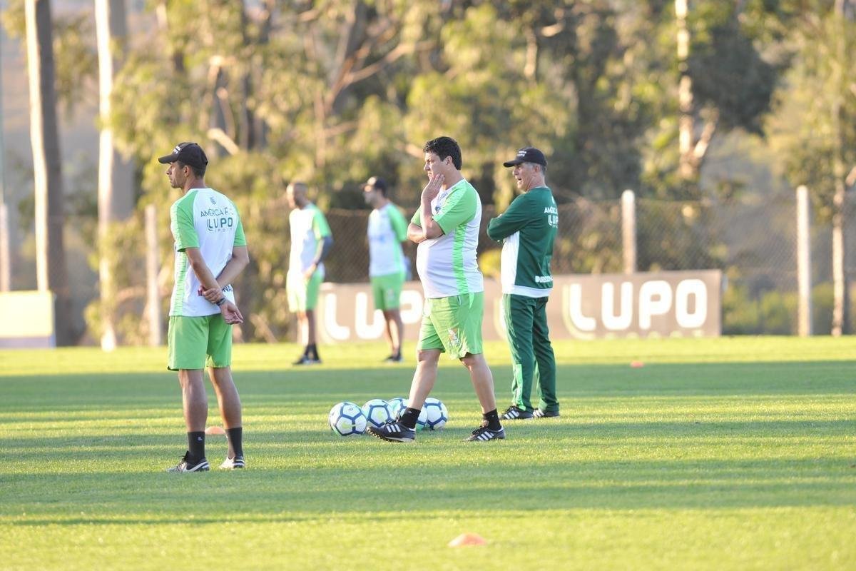 Depois de reunio com elenco e diretoria, Adilson Batista observou treino comandado por Drubscky no Amrica