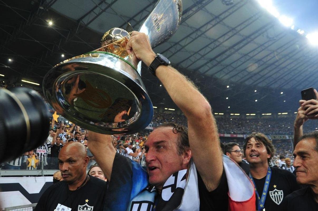 Atltico ergue a taa de campeo brasileiro e d a volta olmpica diante da torcida alvinegra, no Mineiro