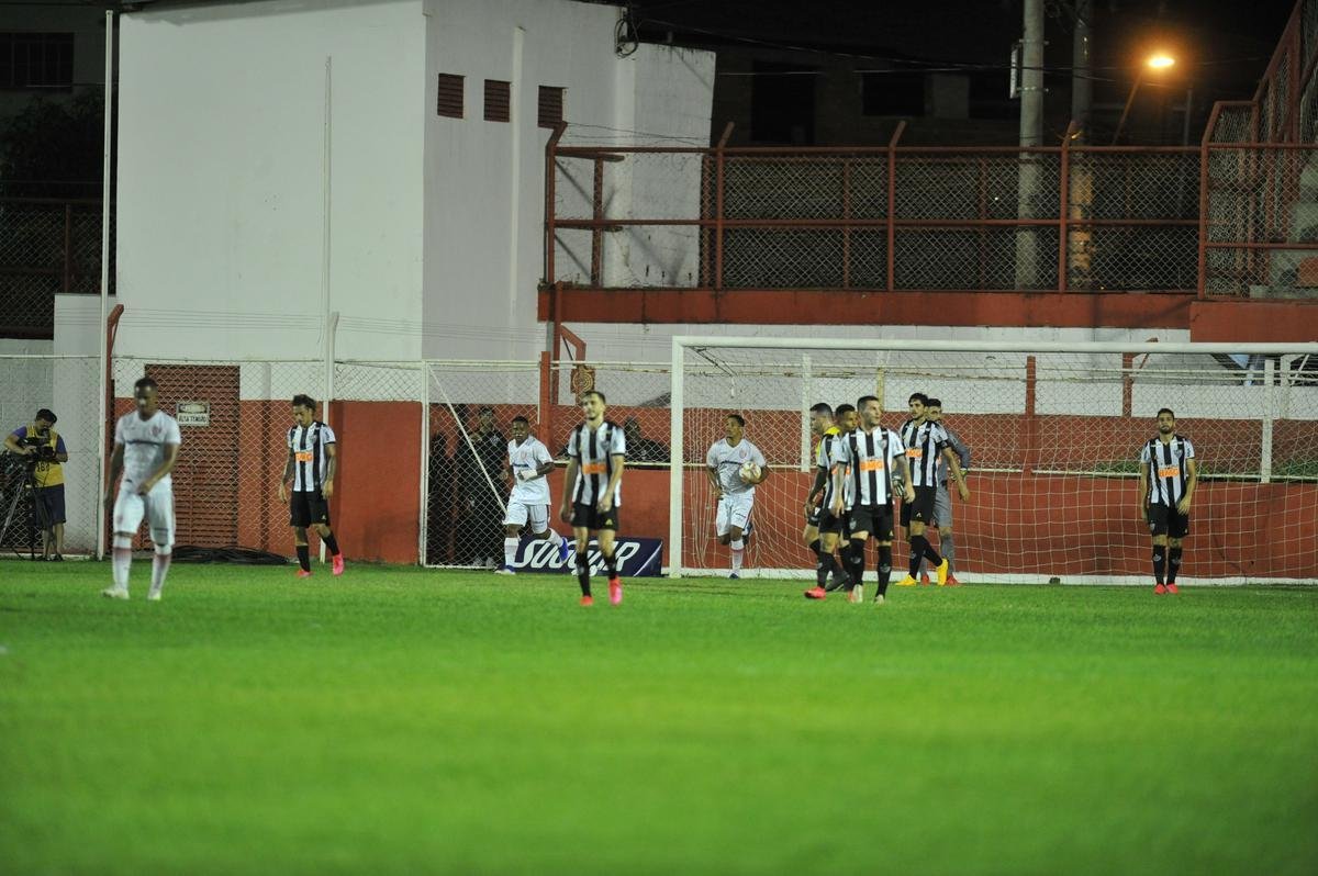 Villa Nova e Atltico se enfrentaram no Alapo do Bonfim, em Nova Lima, pelo Campeonato Mineiro