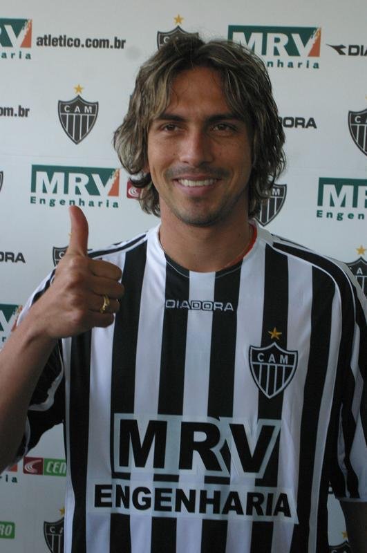 Lus Mrio - Contratado em 2005 pelo Atltico junto ao Vitria de Guimares, de Portugal, o atacante no foi bem no Galo. Foram apenas dois gols em 19 partidas no ano do rebaixamento. 