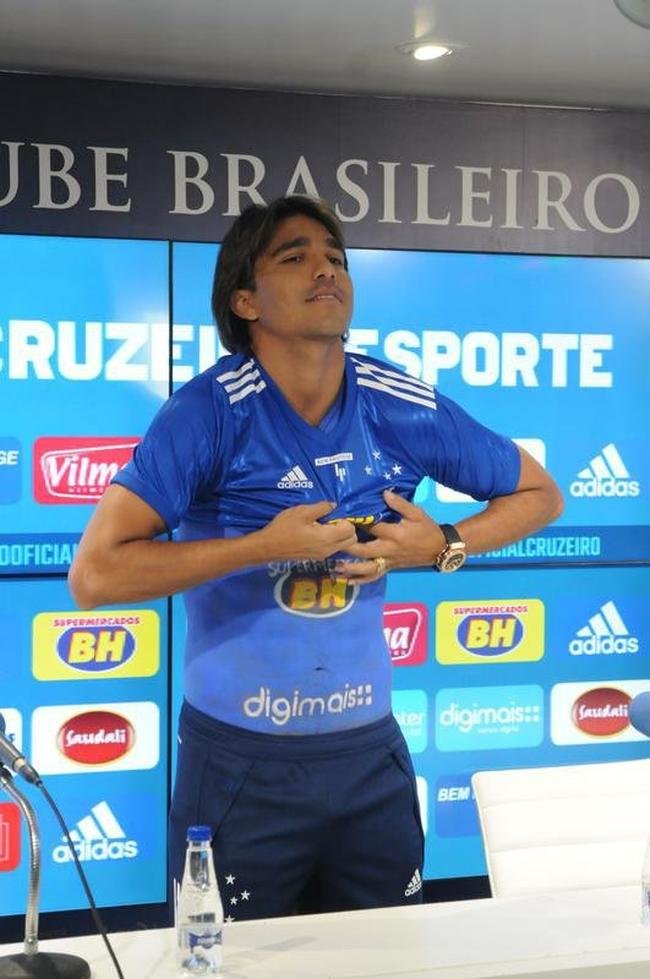 Fotos da apresenta��o do atacante Marcelo Moreno como novo refor�o do Cruzeiro para 2020. Duante entrevista, jogador foi acompanhado pela esposa Marilisy Antonelli e pela filha, Maria Clara