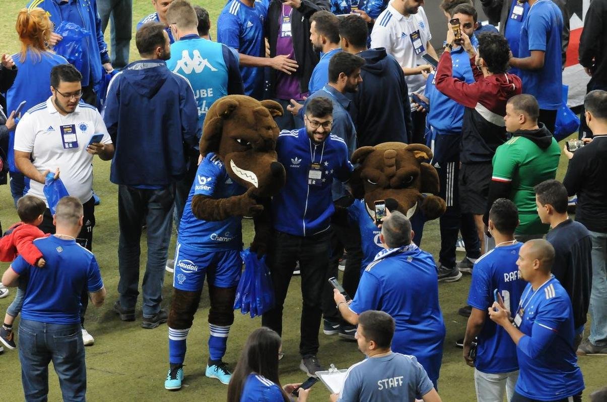 �dolos do Cruzeiro, Nonato e Marcelo Ramos participaram de a��o com s�cios-torcedores do clube antes da partida contra o Sport pela S�rie B (28/6/2022)