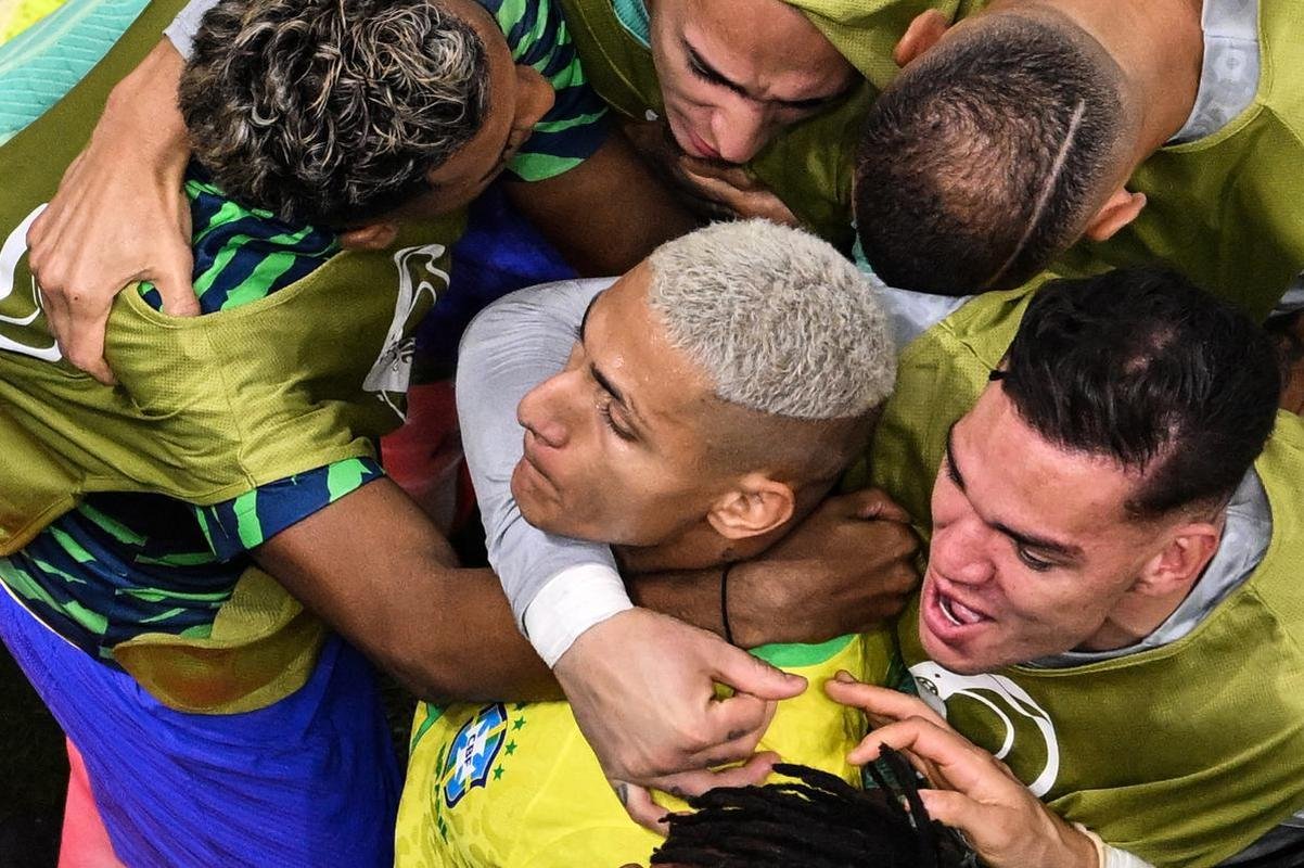 Richarlison marcou dois gols sobre a Srvia na estreia do Brasil na Copa do Catar