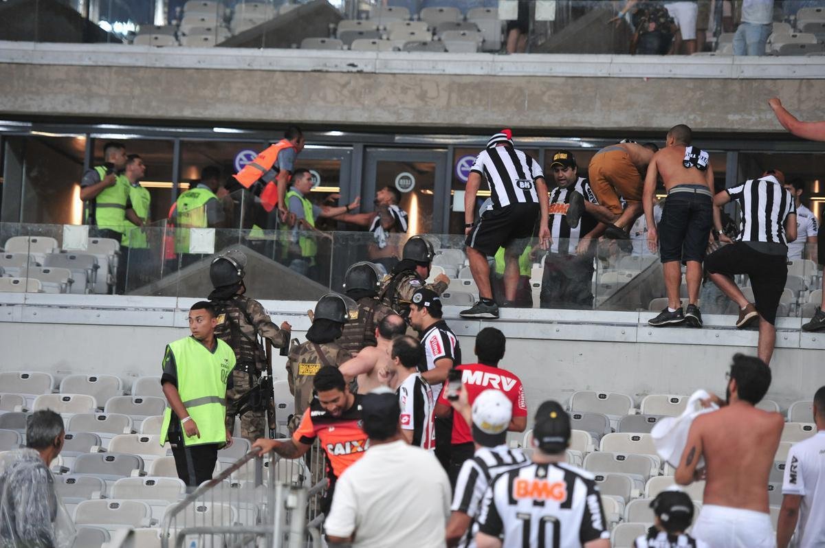 Atleticanos invadiram camarote de cruzeirenses, e torcedores entraram em confronto