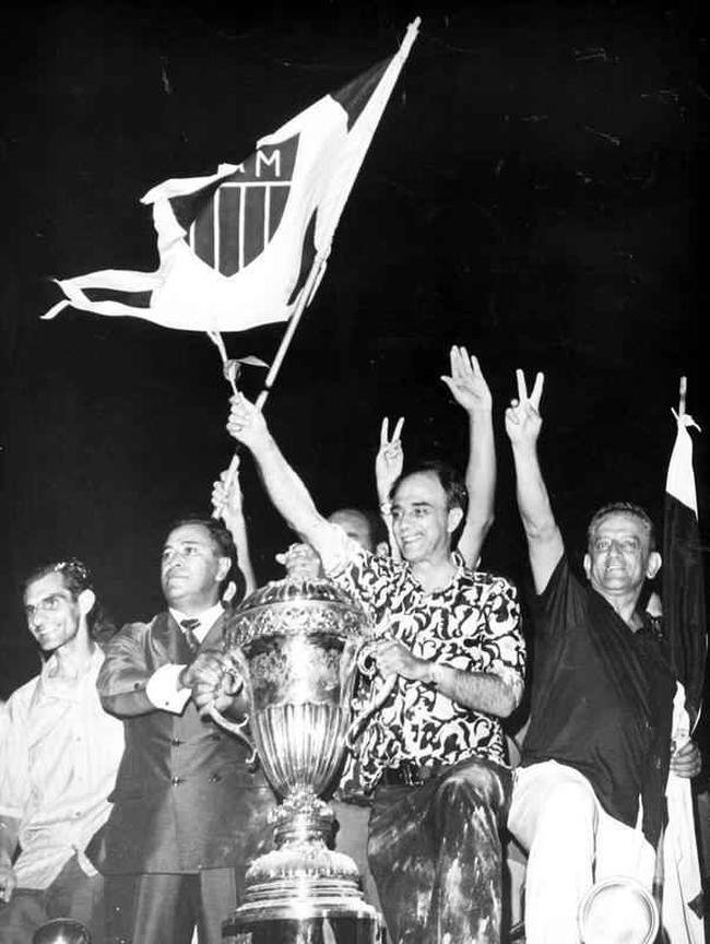 Festa em Belo Horizonte na chegada dos campees brasileiros de 1971. Jogadores, dirigentes e comisso tcnica do Atltico desfilaram em carro do Corpo de Bombeiros pelas ruas da capital mineira. Na imagem, o presidente Nelson Campos com a taa
