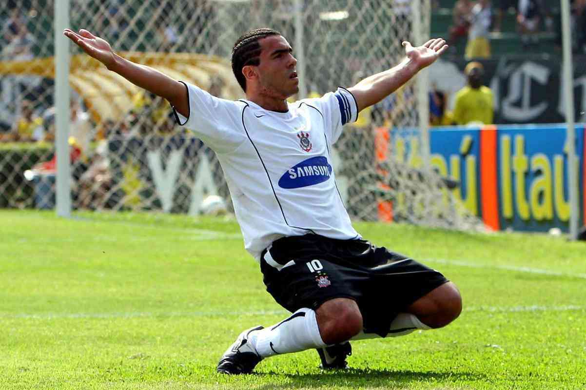 Em 2005, o Corinthians do argentino Carlitos Tvez, campeo brasileiro naquele ano, atropelou o Santos por 7 a 1 no Pacaembu