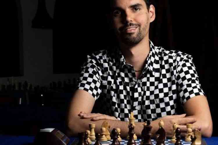 Campeão mundial de xadrez desiste de torneio e publica indireta