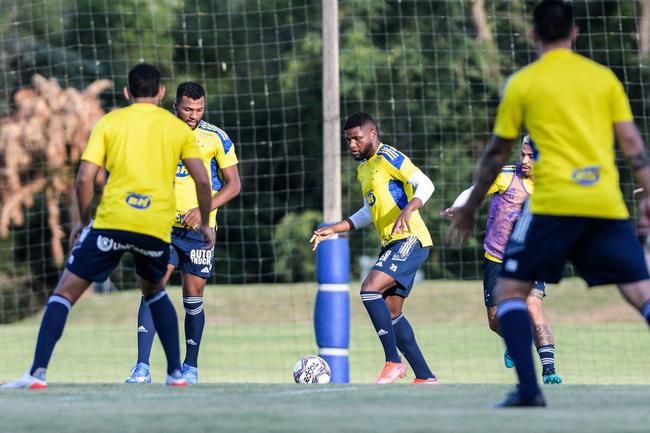 Fotos do treino do Cruzeiro no CT SM Sports, em Londrina, antes da partida contra o Londrina pela Série B. Duelo será nesta sexta, às 21h30, no estádio do Café, em Londrina, interior do Paraná