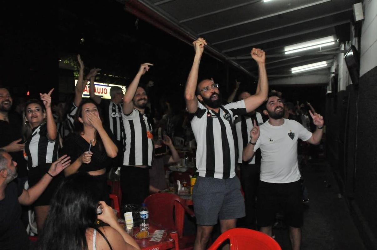 Torcedores do Galo comemoram classificao  final da Copa do Brasil no Bar do Salomo, tradicional reduto atleticano de Belo Horizonte