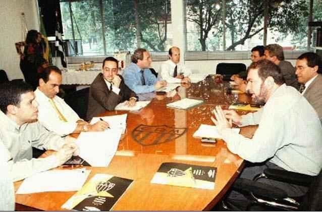 31/08/2001  Reunio de presidentes de times de futebol para discutir as cotas referentes as competies e a formao de Liga, na sede do Atltico, em Belo Horizonte. Participando da reunio, Alvimar Perrella (Cruzeiro), Eduardo Maluf (Cruzeiro), Bebeto de Freitas ( Atltico), Carlos Zentti (Coritiba), Fernando Miranda (Internacional), Alexandre Kalil (Atletico), Homero Bellini (Grmio), Mauro Holzmann (Atletico-PR) e Ricardo Annes Pentagna Guimares (Atletico)