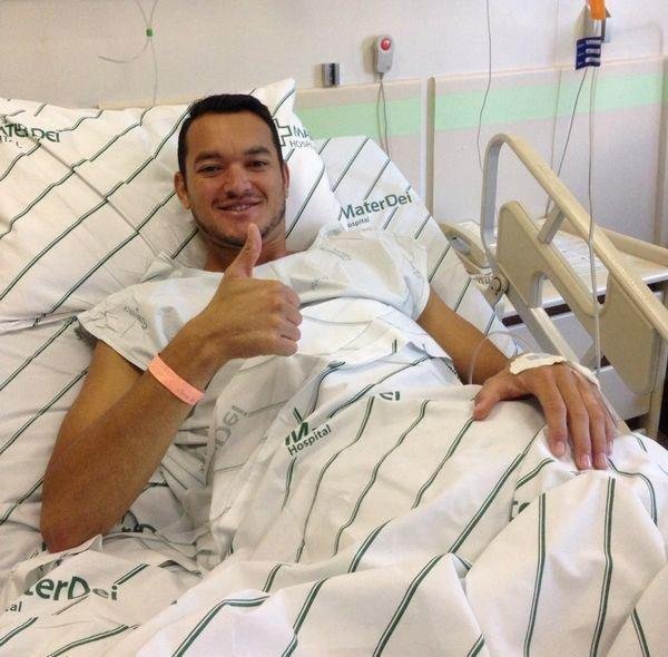 23 - Aps uma temporada de glrias, Rver viveu um 2014 de pesadelos. Especialmente pelas leses. O primeiro problema j surgiu no incio de fevereiro, quando o zagueiro foi vetado de um jogo por dores no tornozelo esquerdo. O tratamento conservador proposto inicialmente no deu certo. Por isso, o defensor precisou passar por uma cirurgia no dia 19 daquele ms. O problema o tirou de jogos importantes e tornou mais difcil o sonho de disputar a Copa do Mundo.