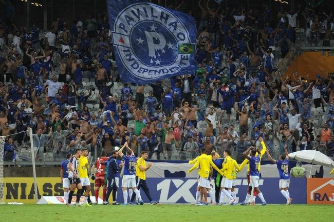 Festa da torcida do Cruzeiro no Mineiro com a vitria sobre o Democrata-GV, por 1 a 0. Edu marcou o gol celeste no ltimo minuto