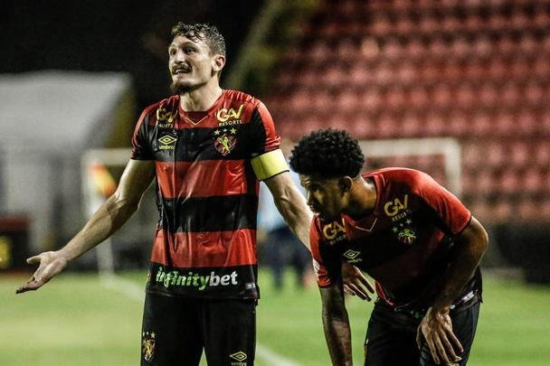 No segundo tempo, o Sport ainda ampliou o placar com Jean Patrick. Porém, com a expulsão do capitão Sander, o Imperatriz tomou a iniciativa do jogo e chegou ao empate com dois gols de Cesinha.