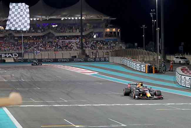 Max Verstappen faz volta final incrvel e ultrapassa Hamilton 
