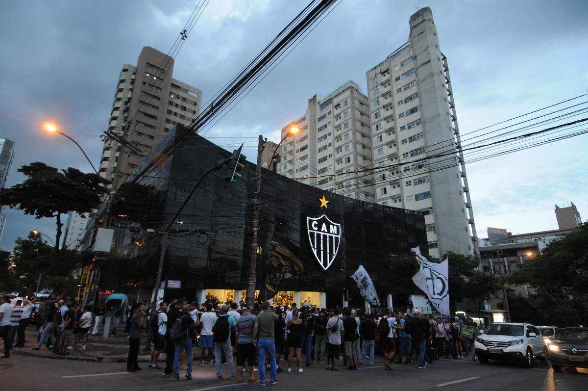 Depois de protesto na madrugada, torcedores do Atltico voltaram  sede de Lourdes, em BH, no final da tarde desta sexta-feira para atacar a diretoria do clube e os jogadores. Time foi goleado por 4 a 1 pelo Cerro Porteo na quarta-feira, em Assuno, e passou a ter chances remotas de se classificar s oitavas de final da Copa Libertadores. No domingo, Galo abre final do Mineiro contra o Cruzeiro, no Mineiro. Presso tenta mexer com brios do elenco s vsperas da deciso.