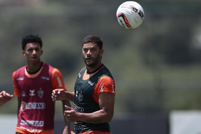 Com seriedade, mas tambm descontrao, o Atltico treinou sob sol forte na manh desta sexta-feira (21), na Cidade do Galo, em Vespasiano. Este foi o quinto dia de pr-temporada para o clube mineiro em 2022, sob o comando do tcnico argentino Antonio 'El Turco' Mohamed. Novas baixas, o volante Allan e o atacante Keno testaram positivo para COVID-19 e no participaram das atividades (ambos cumprem perodo de sete dias de isolamento social).