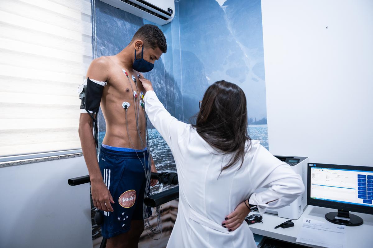 Jogadores do Cruzeiro passaram por exames de pré-temporada nesta quarta (27/01)