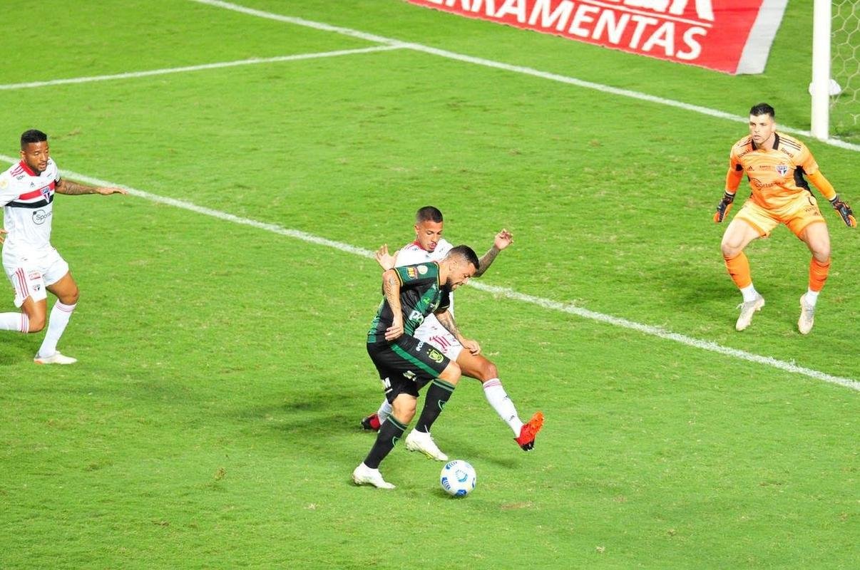 Ademir marcou dois gols na etapa final e colocou o Amrica em vatagem: 2 a 0