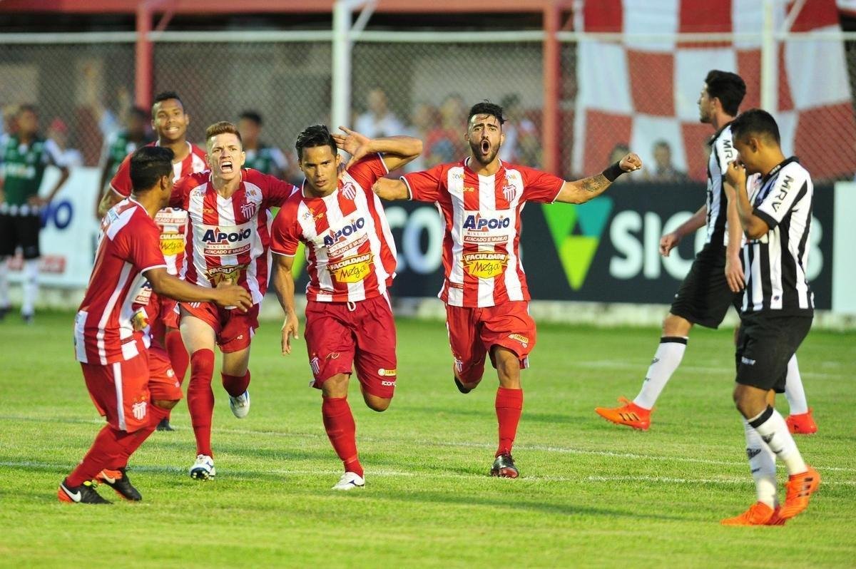 Villa Nova e Atltico se enfrentaram nesta quinta-feira