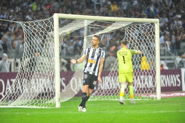 Atltico perdeu por 4 a 3 para o Coln nos pnaltis e foi eliminado da Copa Sul-Americana. Goleiro argentino Burin defendeu penalidades de Rver e Cazares