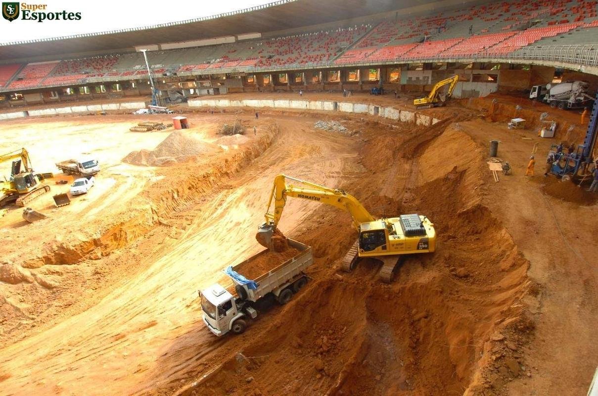 28/04/2011 - Intensificadas obras de demolio internas e rebaixamento do nvel do campo