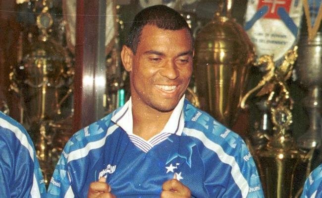 Donizete Pantera (1997) - Destaque de Botafogo e Corinthians, com passagens por outros grandes clubes, o atacante chegou ao Cruzeiro, ao lado de Bebeto e Gonalves, para ajudar os mineiros na disputa do sonhado Mundial. Assim como os outros colegas, ele atuou em apenas um jogo, uma vez que o Cruzeiro foi derrotado por 2 a 0 para o Borussia Dortmund.  