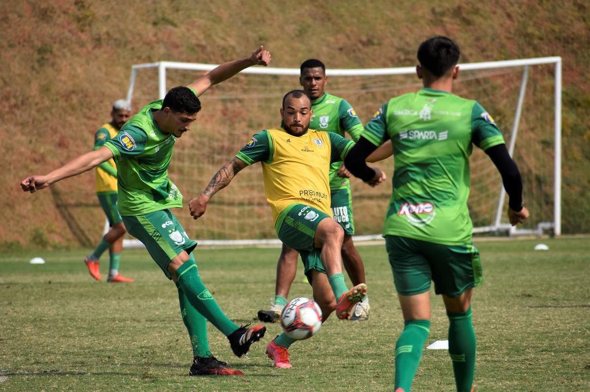 O Amrica segue em preparao para a deciso do Campeonato Mineiro, contra o Atltico. No prximo sbado (22), s 16h30, os rivais se enfrentaro no Mineiro, em Belo Horizonte. Para ser campeo estadual pela 17 vez, o Coelho precisar vencer o confronto. Isso porque a primeira partida terminou empatada em 0 a 0, e o Atltico possui a vantagem de jogar por um novo empate.