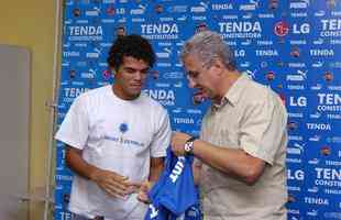 05/05/2008 - Apresentação do jogador de futebol do Cruzeiro, Camilo, ao lado de Eduardo Maluf, na Toca da Raposa II, em Belo Horizonte