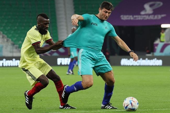 Jogo festivo entre lendas das Copas do Mundo reuniu �dolos do futebol como Materazzi, Essien, Michel Salgado, Seedorf, Jorge Campos, Terry, Del Piero, Vieri, Makelele, Deco, Zanetti, Batistuta, Mario Kempes, Cafu e Roberto Carlos no Est�dio Al Thumama e teve presidente da Fifa Gianni Infantino como �rbitro