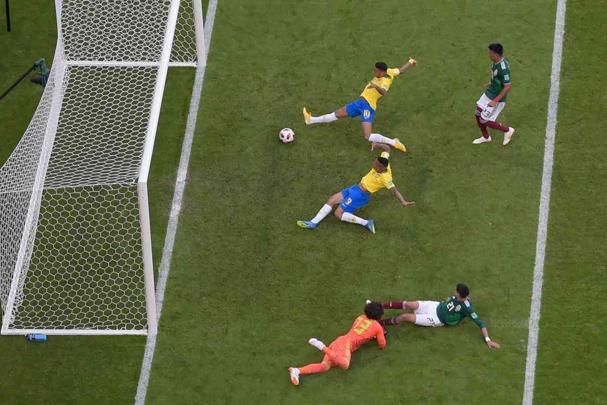 Neymar colocou o Brasil em vantagem sobre o Mxico: fez de carrinho aps cruzamento de Willian