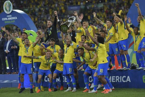 Seleção Brasileira derrota Peru por 3 a 1, conquista Copa América e ergue a taça no Maracanã; veja as fotos da festa do Brasil