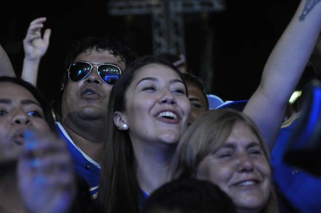 Torcedores do Cruzeiro cantam eufricos durante a Caravana em Conselheiro Lafaiete, com a visita de Ronaldo